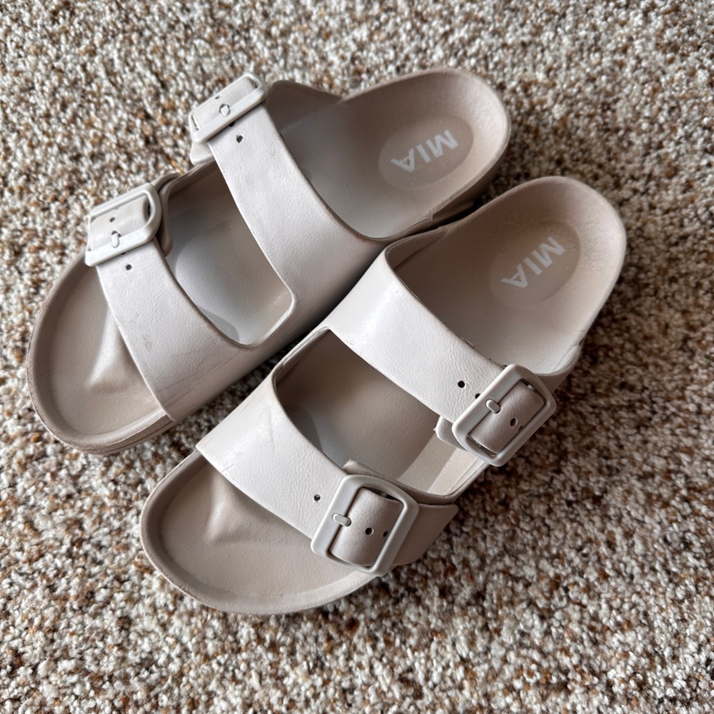 Mia sandals
